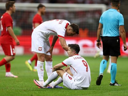 لحظة إصابة روبرت ليفاندوفسكي في مواجهة بولندا وتركيا - 10 يونيو 2024 - X/PSN_Futbol