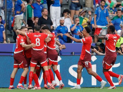 لاعبو سويسرا يحتفلون بعد تسجيل الهدف الثاني في شباك إيطاليا في يورو 2024 - 29 يونيو 2024 - AFP