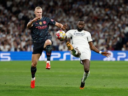 إيرلينغ هالاند مهاجم مانشستر سيتي في صراع مع روديغر مدافع ريال مدريد في ذهاب ربع نهائي دوري أبطال أوروبا - 9 أبريل 2024 - Reuters