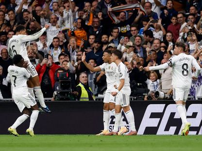 لاعبون من ريال مدريد يحتفلون بهدف سجله جود بيلينغهام في مرمى برشلونة - 26 أكتوبر 2025 - realmadrid.com
