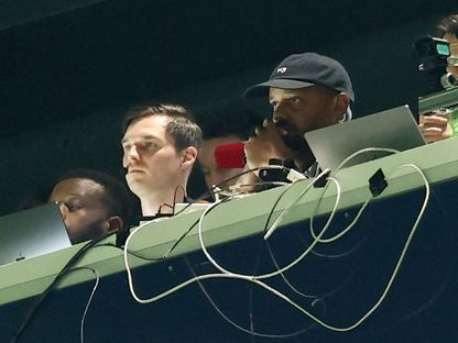 فينسنت كومباني مدرب بايرن ميونيخ يشاهد مباراة فريقه أمام باريس سان جيرمان من المدرجات بسبب الإيقاف - 28 أبريل 2026 - Reuters