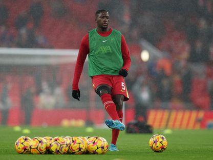 لاعب ليفربول إبراهيما كوناتي خلال الإحماء قبل مباراة مانشستر يونايتد في الدوري الإنجليزي الممتاز - 5 يناير 2025 - Reuters