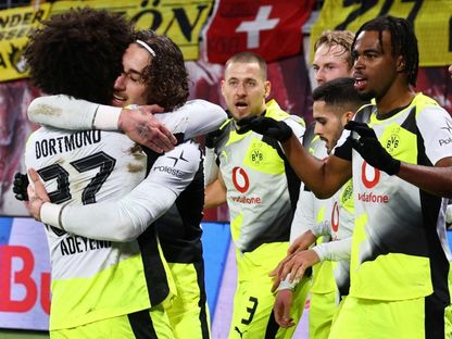 نجم بوروسيا دورتموند كريم أديمي يحتفل مع فابيو سيلفا بهدف التعادل مع لايبزيغ - 21 فبراير 2026 - Reuters