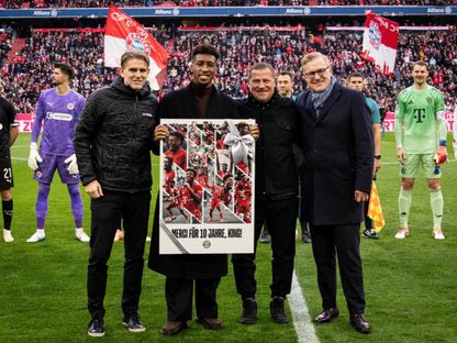 تكريم كينغسلي كومان من جانب إدارة بايرن ميونيخ - FCBayernEN/x