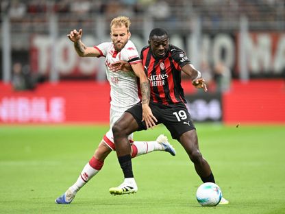 يوسف فوفانا لاعب وسط ميلان في مباراة باري بكأس إيطاليا - 17 أغسطس 2025 - Reuters