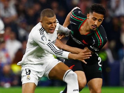 وليام ساليبا مدافع أرسنال في صراع على الكرة مع كيليان مبابي مهاجم ريال مدريد في إياب ربع نهائي دوري أبطال أوروبا - 16 أبريل 2025 - Reuters