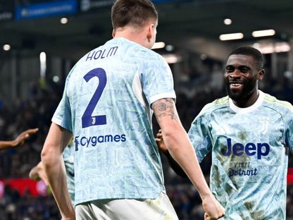 جيريمي بوغا يحتفل مع إميل هولم بهدف فوز يوفنتوس على أتالانتا في الدوري الإيطالي - 11 أبريل 2026 - Reuters