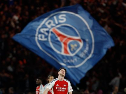 حسرة ديكلان رايس لاعب أرسنال بعد تلقي فريقه الهدف الثاني أمام باريس سان جيرمان الفرنسي - 7 مايو 2025 - REUTERS