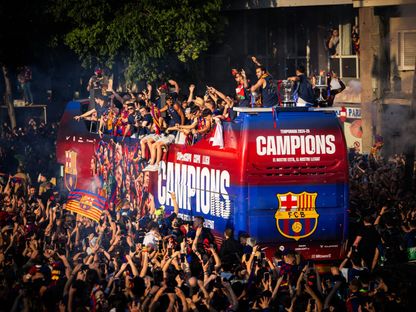 حافلة لاعبي برشلونة وسط الجماهير أثناء الاحتفال بالتتويج بلقب الدوري الإسباني - 15 مايو 2016 - X@FCBarcelona
