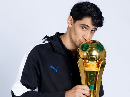 ياسين بونو في جلسة تصويرية مع نسخة كأس الملك - 9 أغسطس 2026 - X/@KingCupSA
