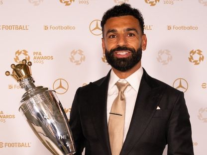 محمد صلاح يحمل جائزة أفضل لاعب في الدوري الإنجليزي الممتاز المقدمة من رابطة اللاعبين المحترفين - 19 أغسطس 2025 - X/@PFA