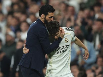 مدرب ريال مدريد ألفارو أربيلوا يحتضن تياغو بيتارش لدى استبداله خلال مواجهة مانشستر سيتي في دوري أبطال أوروبا - 11 مارس 2026 - REUTERS