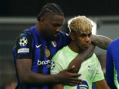 ماركوس تورام مهاجم إنتر ميلان يواسي لامين يامال بعد خروج برشلونة من نصف نهائي دوري أبطال أوروبا - 7 مايو 2025 - Reuters