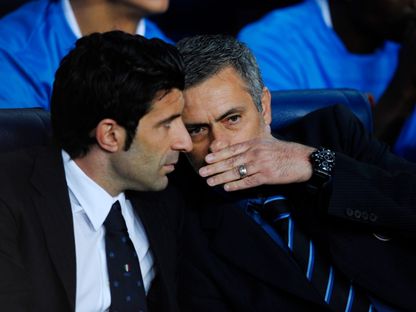 جوزيه مورينيو مدرب إنتر ميلان يتحدث إلى لويس فيغو خلال مواجهة برشلونة بدوري أبطال أوروبا - 28 أبريل 2010 - Reuters