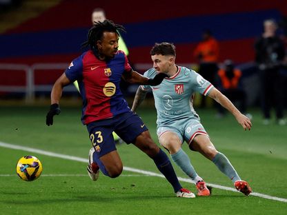 جول كوندي مدافع برشلونة في صراع على الكرة مع خافي غالان لاعب أتلتيكو مدريد - 21 ديسبمر 2024 - Reuters