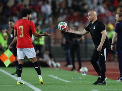 حسام حسن مدرب المنتخب المصري يعطي الكرة للاعبه محمد هاني خلال مواجهة روسيا الودية قبل كأس العالم - 28 مايو 2026 - Reuters