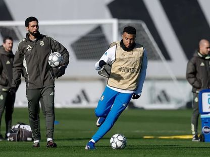 كيليان مبابي لاعب ريال مدريد في حصة تدريبية وإلى جانبه المدرب ألفارو أربيلوا - 19 يناير 2026 - realmadrid.com