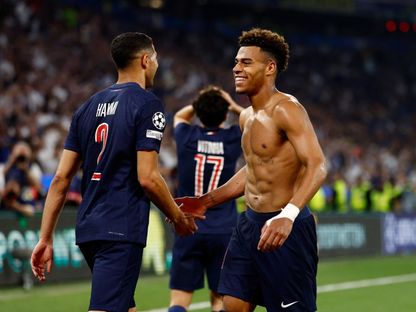 ديزيري دوي (يمين) وأشرف حكيمي يحتفلان بالتسجيل ضد إنتر في نهائي أبطال أوروبا - 31 مايو 2025 - Reuters