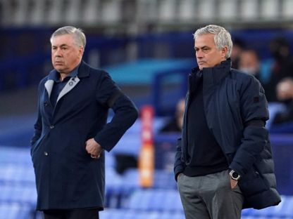 مواجهة بين جوزيه مورينيو وكارلو أنشيلوتي أثناء تدريب توتنهام وإيفرتون في الدوري الإنجليزي - 16 أبريل 2021 - Reuters