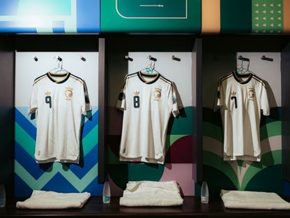 قمصان لاعبين من المنتخب السعودي قبل مواجهة عُمان في "خليجي 27" - 26 سبتمبر 2026 - X/@SaudiNT