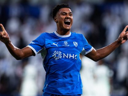 احتفال أولي واتكينز بتسجيل هدف للهلال في مرمى الأهلي بالدوري السعودي - 1 سبتمبر 2026 - X/@SPL