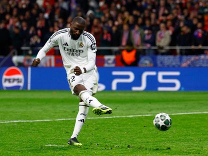 أنطونيو روديغر لاعب ريال مدريد يسدد ركلة الجزاء الأخيرة في مرمى أتلتيكو مدريد - 12 مارس 2025 - Reuters