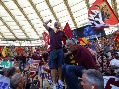 جماهير روما في المدرجات خلال مواجهة لاتسيو في الدوري الإيطالي - 21 سبتمبر 2025 - Reuters