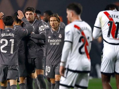 لاعب وسط ريال مدريد فيدي فالفيردي يحتفل مع لوكا مودريتش بهدف أمام رايو فايكانو 14-12-2024 - Reuters