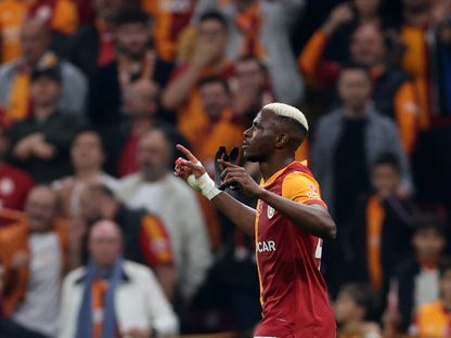 احتفال فيكتور أوسيمين مهاجم غلطة سراي التركي بتسجيل هدف في مرمى بودو غليمت النرويجي بدوري أبطال أوروبا - 22 أكتوبر 2025 - Reuters