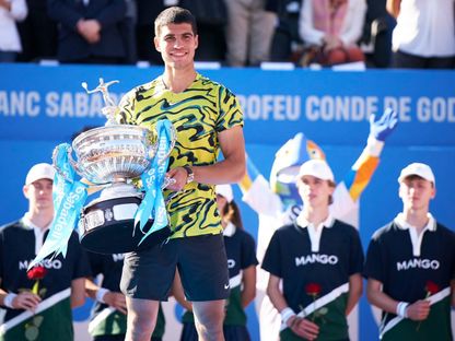 كارلوس ألكاراز يحمل كأس بطولة برشلونة المفتوحة للتنس - 23 أبريل 2023 - X/@bcnopenbs