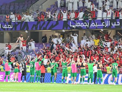 لاعبو شباب الأهلي يحتفلون مع جمهور الفريق بالفوز على العين في الدوري الإماراتي- 27 أبريل 2024 - X/@UAEProLeague