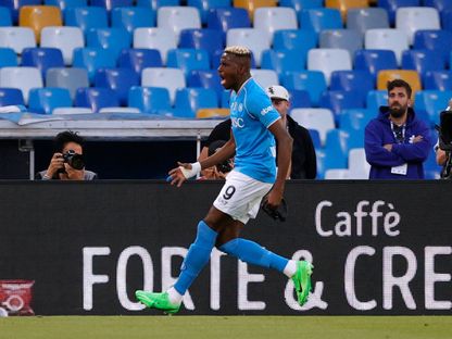 النيجيري فيكتور أوسيمين مهاجم نابولي يحتفل بتسجيل هدف في شباك نادي روما في الدوري الإيطالي لكرة القدم - 28 أبريل 2024 - REUTERS
