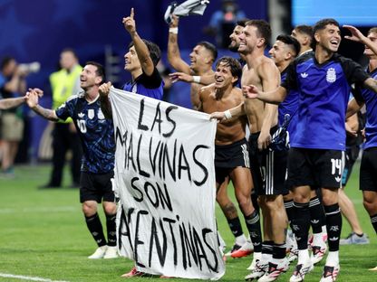 لاعبو الأرجنتين أثناء احتفالهم بهزيمة إنجلترا في نصف نهائي كأس العالم - 16 يوليو 2026 - reuters