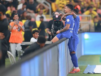 احتفال ثنائي الهلال ماركوس ليوناردو ومالكوم بتسجيل هدف في مرمى الاتحاد بكلاسيكو الدوري السعودي - 24 أكتوبر 2025 - X/@aawsat_spt