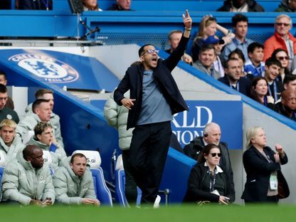 ليام روسينيور مدرب تشيلسي خلال مباراة مانشستر سيتي في الدوري الإنجليزي - 12 أبريل 2026 - Reuters