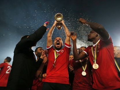 علي معلول يرفع كأس دوري أبطال إفريقيا بعد فوز الأهلي على الزمالك في النهائي - 27 نوفمبر 2020 - Reuters