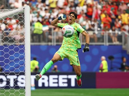 الحارس ياسين بونو يحتفل بعد تسجيل المغرب الهدف الثالث أمام كندا في كأس العالم - 4 يوليو 2026 - Reuters