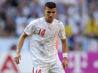 عادل الشاذلي نجم الكرة التونسية السابق خلال مواجهة السعودية في كأس العالم 2006 - REUTERS
