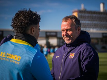 هانزي فليك مدرب برشلونة ورافينيا خلال التدريبات قبل لقاء جيرونا - 14 فبراير 2026 - X@FCBarcelona