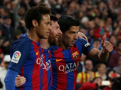 احتفال ليونيل ميسي ولويس سواريز ونيمار بهدف برشلونة في مرمى إشبيلية بالدوري الإسباني - 5 أبريل 2017 - Reuters