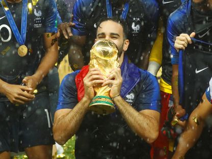 عادل رامي مع كأس العالم بعد فوز فرنسا على كرواتيا في النهائي - 15 يوليو 2018 - REUTERS