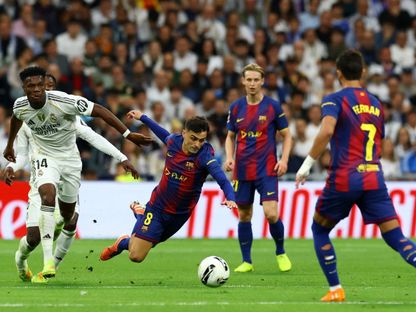 بيدري لاعب برشلونة في صراع على الكرة مع أوريلين تشواميني لاعب ريال مدريد في مواجهة الفريقين في الدوري الإسباني - 26 أكتوبر 2025 - Reuters