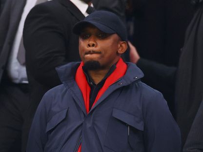 رئيس الاتحاد الكاميروني لكرة القدم صامويل إيتو في المدرجات خلال مواجهة المغرب في كأس الأمم الإفريقية - 9 يناير 2026 - REUTERS