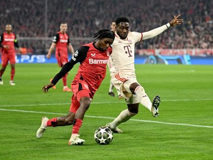 جيرمي فريمبونغ لاعب باير ليفركوزن في صراع على الكرة مع ألفونسو ديفيز لاعب بايرن ميونيخ في مباراة الفريقين بثمن نهائي دوري أبطال أوروبا - 5 مارس 2025 - Reuters