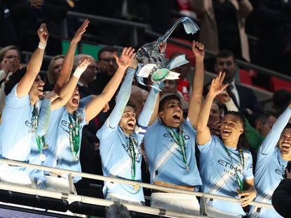لاعب مانشستر سيتي برناردو سيلفا يحتفل بكأس كاراباو مع زملائه - 22 مارس 2026 - Reuters