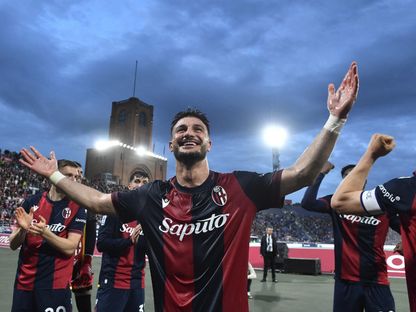 ريكاردو أورسوليني يحتفل مع جمهور بولونيا بالفوز على إنتر ميلان بعد تسجيله هدف الانتصار - 20 أبريل 2025 - Reuters