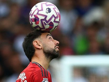 برونو فرنانديز يداعب كرة الدوري الإنجليزي الجديدة ببداية موسم 2026/2025 - Reuters