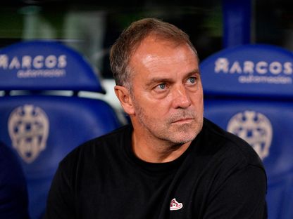 هانزي فليك مدرب برشلونة خلال مواكهة ليفانتي في الجولة الثانية من الدوري الإسباني - 23 أغسطس  2025 - REUTERS