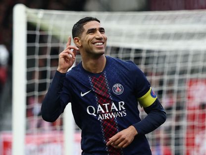 احتفال أشرف حكيمي لاعب باريس سان جيرمان بتسجيل هدف في مرمى بريست بالدوري الفرنسي  - 25 أكتوبر 2025 - Reuters