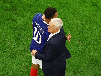 كيليان مبابي وديدييه ديشان بعد مباراة فرنسا وإسبانيا بكأس العالم - 14 يوليو 2026 - Reuters